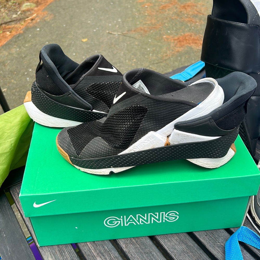 Nike Go FlyEase Sneaker boy Size 6.5